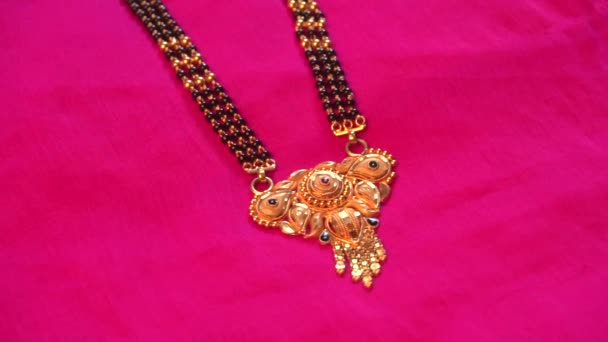 Erstaunliche Goldene Halskette Auf Rosa Hintergrund — Stockvideo