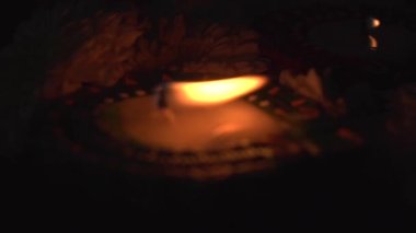 Karanlıkta çiçeklerle diwali mumları yakmak