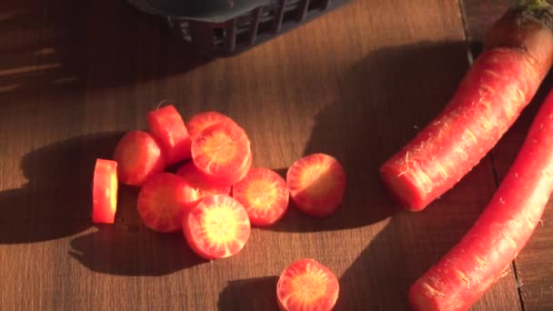 Φρέσκο Γλυκό Καρότο Καλάθι Και Φέτες Καρότο Ξύλινο Φόντο Close — Αρχείο Βίντεο