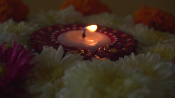 Brandende Diwali Kaars Met Bloemen Het Donker — Stockvideo