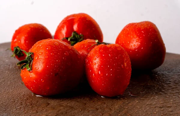 Rijpe Natte Rode Tomaten Houten Tafel — Stockfoto