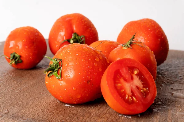 Rijpe Natte Rode Tomaten Houten Tafel — Stockfoto