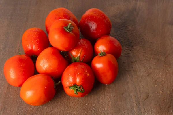 Tomates Vermelhos Maduros Molhados Mesa Madeira — Fotografia de Stock