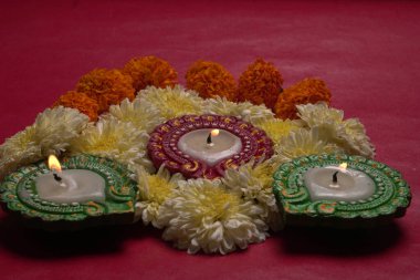 diwali mumları kırmızı arka planda çiçekler