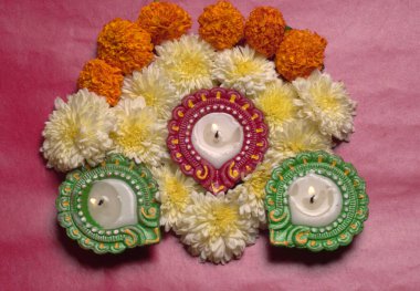 diwali mumları kırmızı arka planda çiçekler