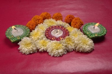 diwali mumları kırmızı arka planda çiçekler