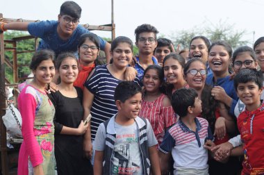 Hindistan sokaklarında bir grup insan, olay konsepti