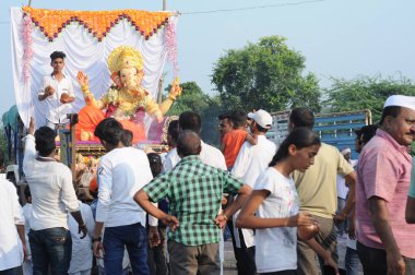 Hindistan sokaklarında bir grup insan, olay konsepti
