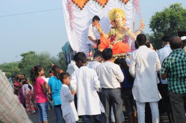 Hindistan sokaklarında bir grup insan, olay konsepti