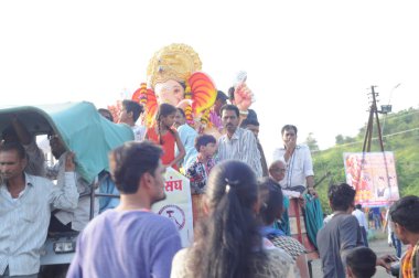 Hindistan sokaklarında bir grup insan, olay konsepti