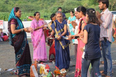 Hindistan sokaklarında bir grup insan, olay konsepti