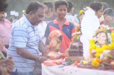 Hindistan sokaklarında bir grup insan, olay konsepti