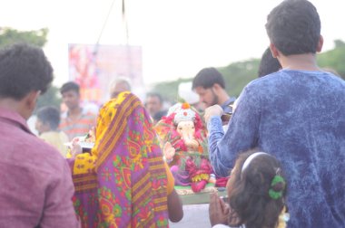 Hindistan sokaklarında bir grup insan, olay konsepti