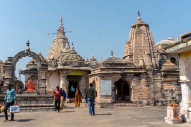 NAGPUR, MAHARASHTRA, INDIA 29 Aralık 2022: Nagpur yakınlarındaki Ramtek köyündeki tarihi Hindu Tapınağına kimliği belirsiz hacılar ziyaret etti.