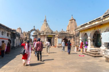 NAGPUR, MAHARASHTRA, INDIA 29 Aralık 2022: Nagpur yakınlarındaki Ramtek köyündeki tarihi Hindu Tapınağına kimliği belirsiz hacılar ziyaret etti.