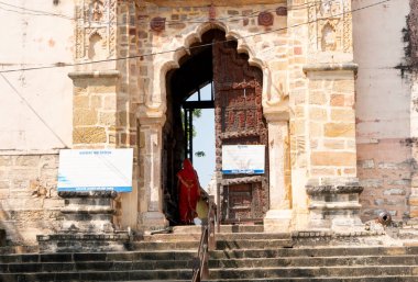 NAGPUR, MAHARASHTRA, INDIA 29 Aralık 2022: Nagpur yakınlarındaki Ramtek köyündeki tarihi Hindu Tapınağına kimliği belirsiz hacılar ziyaret etti.