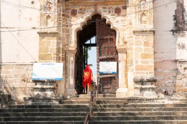 NAGPUR, MAHARASHTRA, INDIA 29 Aralık 2022: Nagpur yakınlarındaki Ramtek köyündeki tarihi Hindu Tapınağına kimliği belirsiz hacılar ziyaret etti.