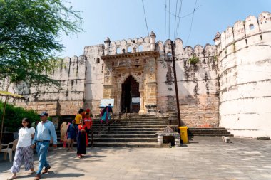 NAGPUR, MAHARASHTRA, INDIA 29 Aralık 2022: Nagpur yakınlarındaki Ramtek köyündeki tarihi Hindu Tapınağına kimliği belirsiz hacılar ziyaret etti.