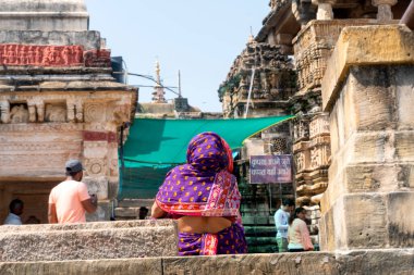 NAGPUR, MAHARASHTRA, INDIA 29 Aralık 2022: Nagpur yakınlarındaki Ramtek köyündeki tarihi Hindu Tapınağına kimliği belirsiz hacılar ziyaret etti.