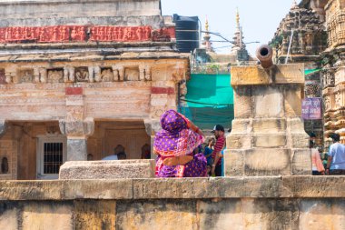 NAGPUR, MAHARASHTRA, INDIA 29 Aralık 2022: Nagpur yakınlarındaki Ramtek köyündeki tarihi Hindu Tapınağına kimliği belirsiz hacılar ziyaret etti.