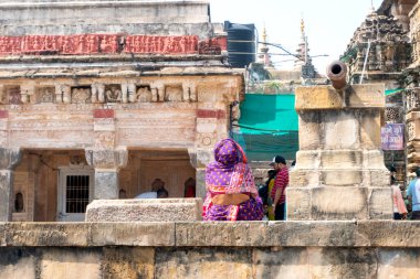 NAGPUR, MAHARASHTRA, INDIA 29 Aralık 2022: Nagpur yakınlarındaki Ramtek köyündeki tarihi Hindu Tapınağına kimliği belirsiz hacılar ziyaret etti.