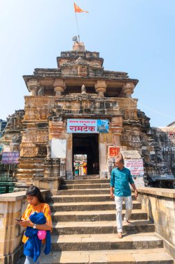 NAGPUR, MAHARASHTRA, INDIA 29 Aralık 2022: Nagpur yakınlarındaki Ramtek köyündeki tarihi Hindu Tapınağına kimliği belirsiz hacılar ziyaret etti.