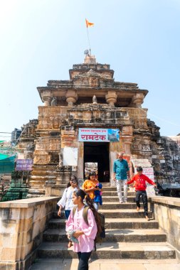 NAGPUR, MAHARASHTRA, INDIA 29 Aralık 2022: Nagpur yakınlarındaki Ramtek köyündeki tarihi Hindu Tapınağına kimliği belirsiz hacılar ziyaret etti.