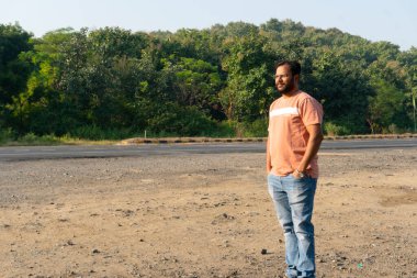 Genç Hintli adam yolda kalıyor.