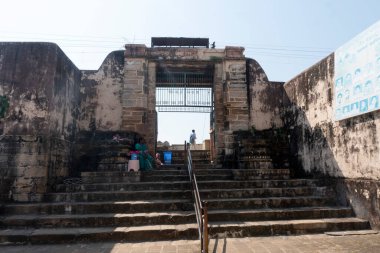 NAGPUR, MAHARASHTRA, INDIA 29 Aralık 2022: Nagpur yakınlarındaki Ramtek köyündeki tarihi Hindu Tapınağına kimliği belirsiz hacılar ziyaret etti.