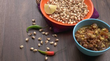 Çiğ ve hazır soya filizini biber ve limonla yakından görmek, sağlıklı gıda kavramı.