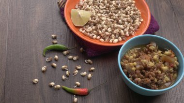 Çiğ ve hazır soya filizini biber ve limonla yakından görmek, sağlıklı gıda kavramı.