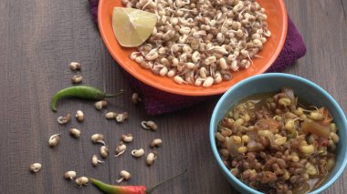 Çiğ ve hazır soya filizini biber ve limonla yakından görmek, sağlıklı gıda kavramı.