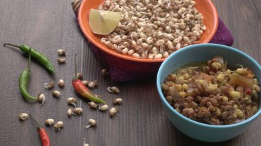 Çiğ ve hazır soya filizini biber ve limonla yakından görmek, sağlıklı gıda kavramı.