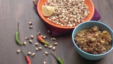 Çiğ ve hazır soya filizini biber ve limonla yakından görmek, sağlıklı gıda kavramı.