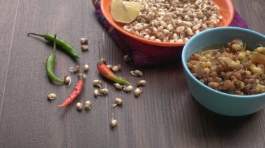 Çiğ ve hazır soya filizini biber ve limonla yakından görmek, sağlıklı gıda kavramı.