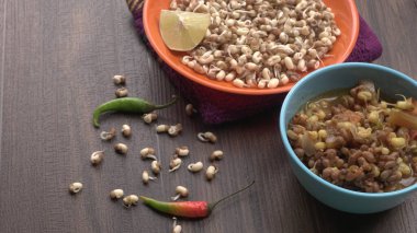 Çiğ ve hazır soya filizini biber ve limonla yakından görmek, sağlıklı gıda kavramı.