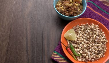 Çiğ ve hazır soya filizini biber ve limonla yakından görmek, sağlıklı gıda kavramı.