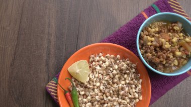 Çiğ ve hazır soya filizini biber ve limonla yakından görmek, sağlıklı gıda kavramı.