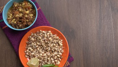 Çiğ ve hazır soya filizini biber ve limonla yakından görmek, sağlıklı gıda kavramı.