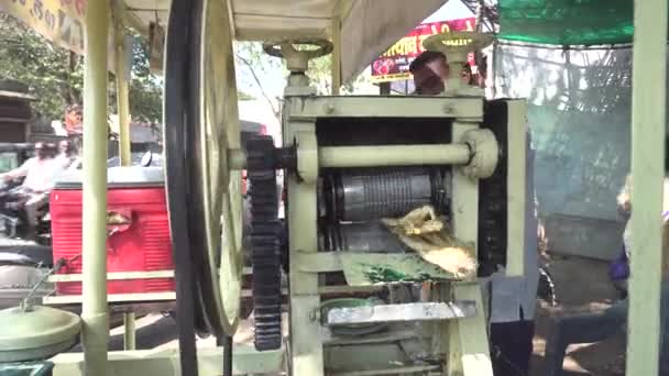 Udaipur Índia Março 2018 Homem Indiano Usando Uma Máquina Antiga — Vídeo de Stock