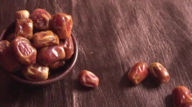 dried dates in bowl on the wooden table