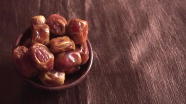 dried dates in bowl on the wooden table