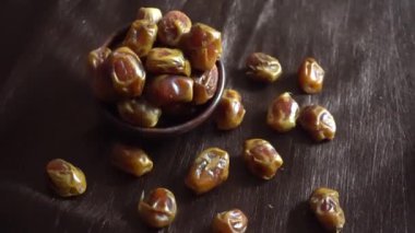dried dates in bowl on the wooden table