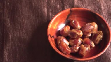 dried dates in bowl on the wooden table