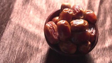 dried dates in bowl on the wooden table