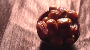 dried dates in bowl on the wooden table