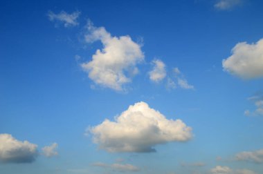 Bulutlu mavi gökyüzü, doğa bulutları.