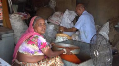 Yaşlı adam ve kadın kırmızı biber tozunu eledi