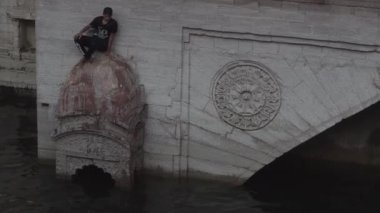 Jodhpur, Rajasthan, Hindistan - 17 Ekim 2017: Hintli çocuklar Toorji Ka Jhalra Bavdi 'de suya atlıyorlar