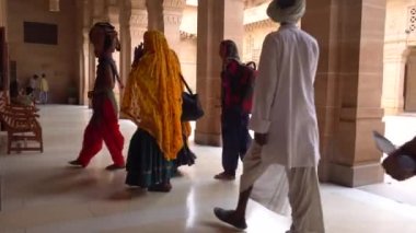 Rajasthan, Hindistan 'daki Jodhpur' daki Umaid Bhawan Palace Oteli 'nde turistler